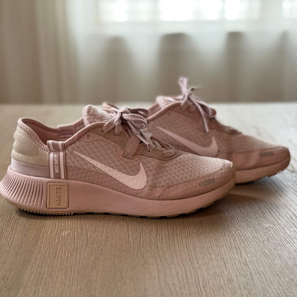 Nike Women’s Size 8 Pink Running Sneakers Nike Flex Experience Run Lightweight